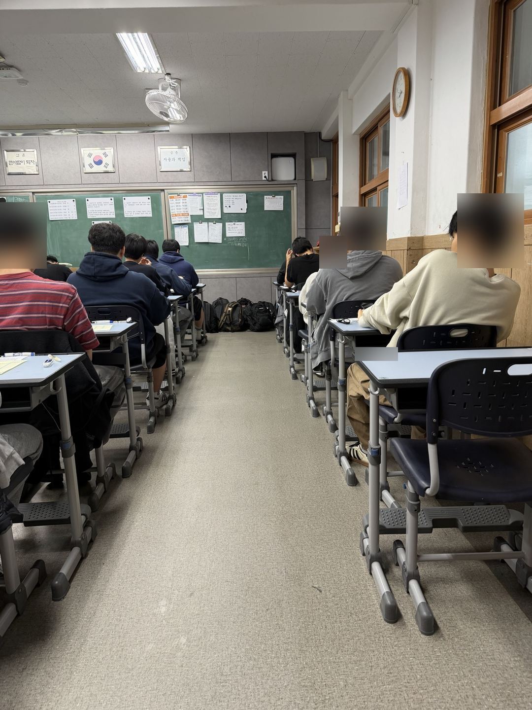 수능하루 고사실 가방을 교실 앞에 모아 두고 시험을 보는 수험생들