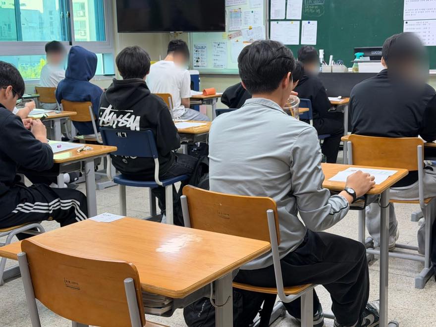 책상에 좌석번호가 붙은 수능하루 고사실 교실 전경