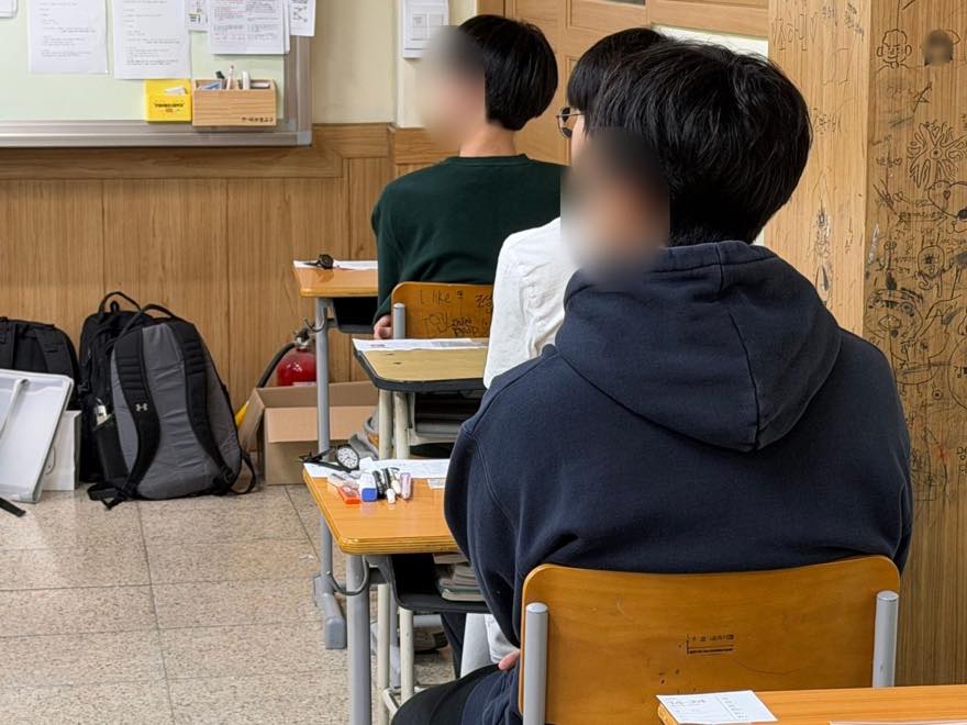 시험 시작을 기다리는 수능하루 고사실 교실의 수험생들