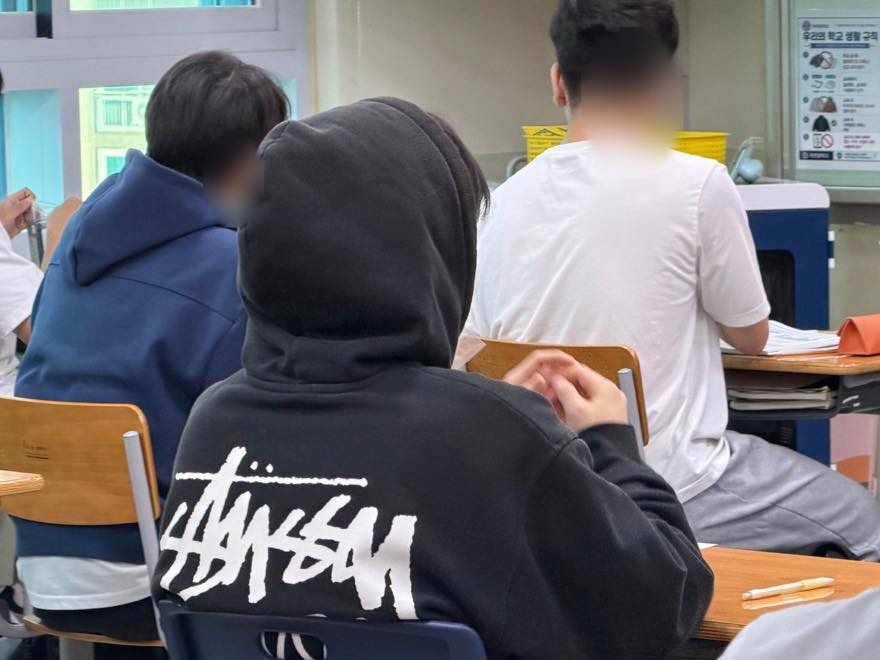수능과 같은 간격으로 배치된 고사실 책상과 수험생