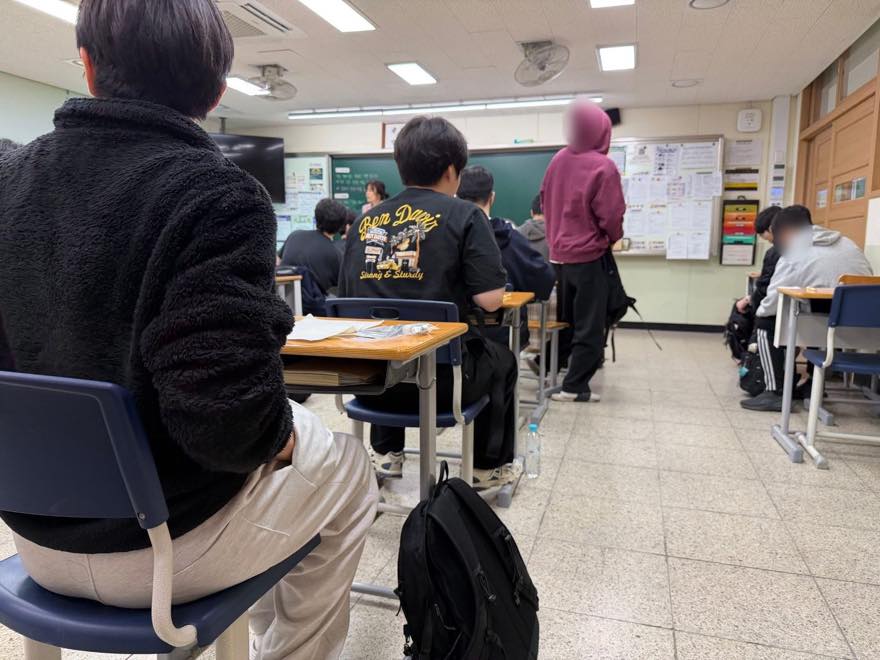 교실 뒤에서 바라본 수능하루 고사실 전경과 수험생들