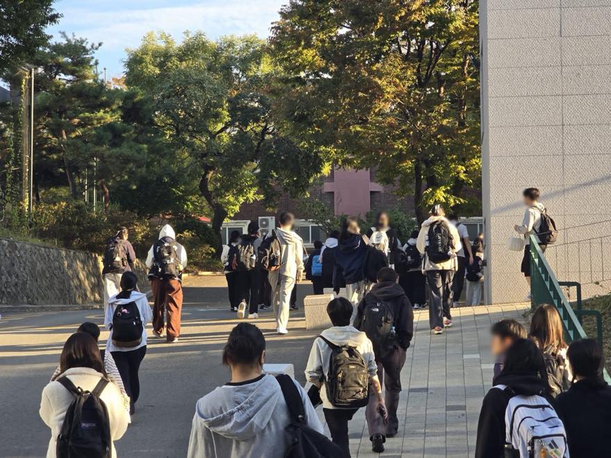 휘문중학교 교정을 지나 고사장으로 이동하는 수험생들