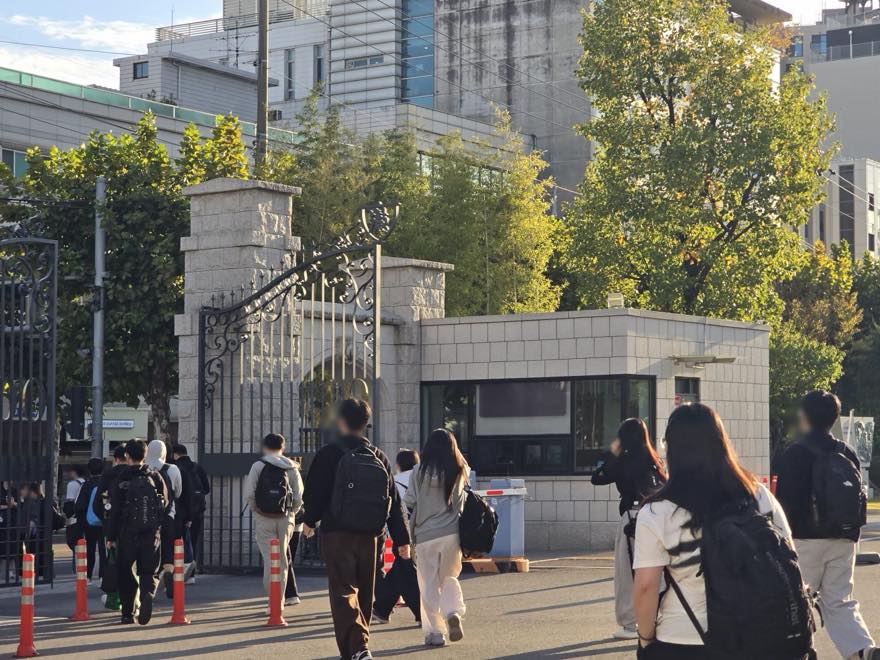 휘문중학교 정문으로 입실하는 수험생들