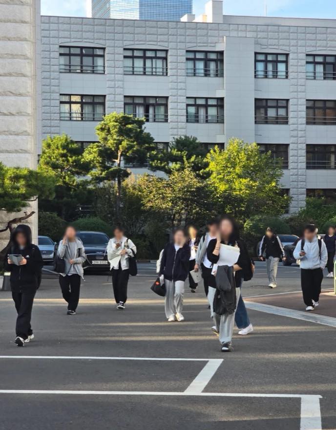 시험을 마치고 운동장을 가로질러 나가는 수험생들