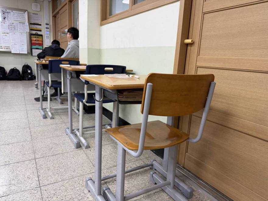 좌석 명찰이 붙은 수능하루 고사실 책상