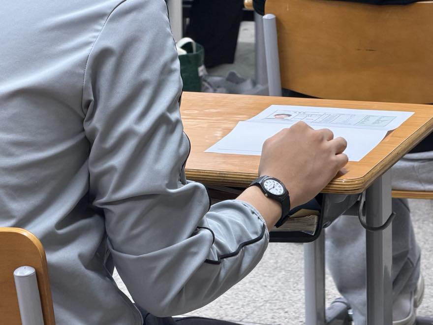 시험지를 앞에 두고 시작을 기다리는 수험생의 손